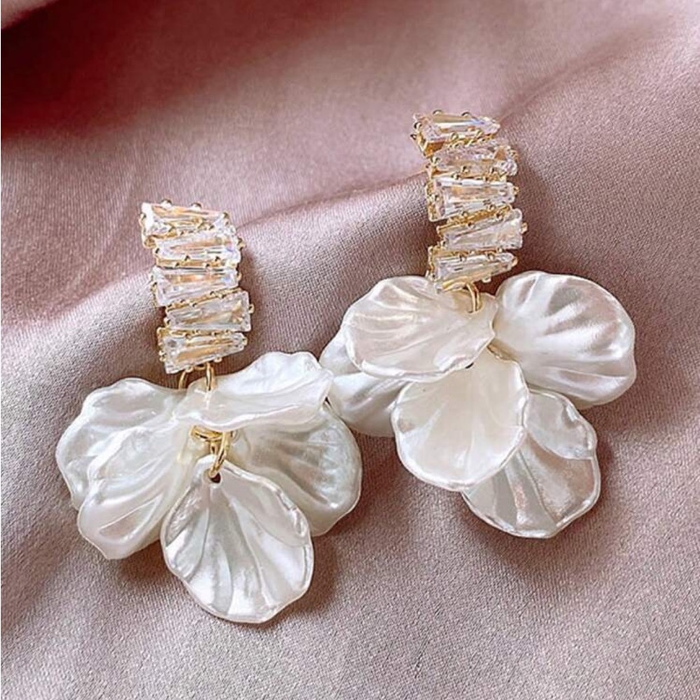 BRAND NEW🤍 French Vintage Style Pearl Rhinestone Earrings with Flower Pendant - Picture 2 of 6